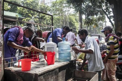 খাবার খেয়ে হাত ধুয়ে নিচ্ছেন সবাই