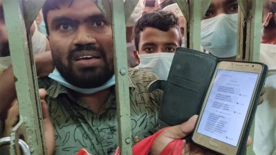 ফাইজারের টিকার এসএমএস দেখাচ্ছেন একজন প্রবাসী কর্মী