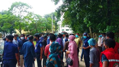 করোনা ইউনিটে আগুন লাগার খবরে রোগী ও তার স্বজনরা দ্রুত হাসপাতাল থেকে নেমে আসেন