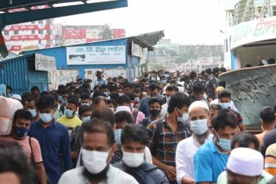 সদরঘাটে লঞ্চে আসা যাত্রীদের ভিড়