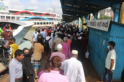 যাত্রীদের মধ্যে স্বাস্থ্যবিধি মানার প্রবণতা নেই বললেই চলে