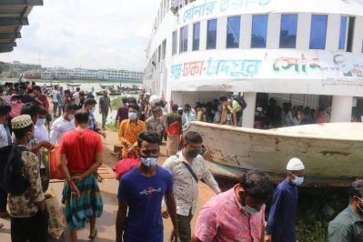 চাঁদপুর থেকে আসা লঞ্চের যাত্রীরা নামছেন