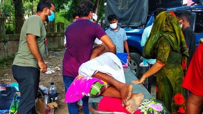 আইসিইউ থেকে স্বজন ও চিকিৎসক এবং নার্সরা রোগীদের বের করে নিরাপদ স্থানে সরিয়ে নেন