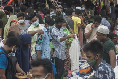 ফুটপাত-মার্কেটে জনস্রোত।