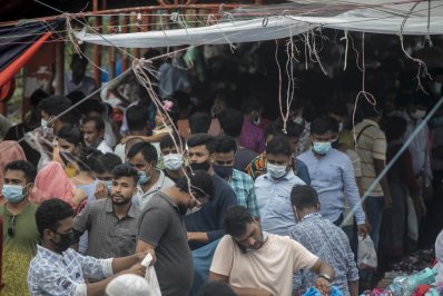 ফুটপাত-মার্কেটে জনস্রোত।