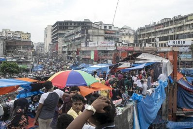 ফুটপাত-মার্কেটে জনস্রোত।