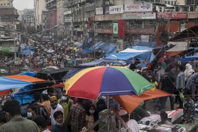 ফুটপাত-মার্কেটে জনস্রোত।