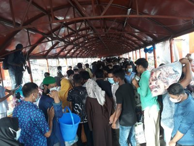 ফুটপাত-মার্কেটে জনস্রোত।