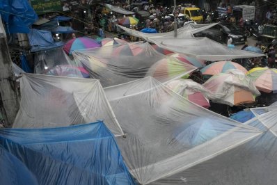 ফুটপাত-মার্কেটে জনস্রোত।