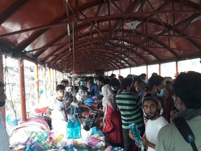 ফুটপাত-মার্কেটে জনস্রোত।