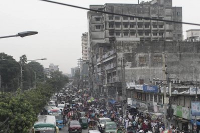 ফুটপাত-মার্কেটে জনস্রোত।