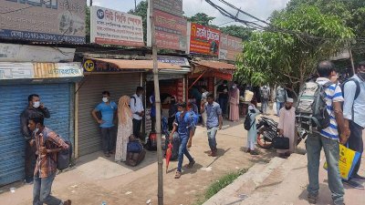 গ্রামের দিকে ছুটছে মানুষ