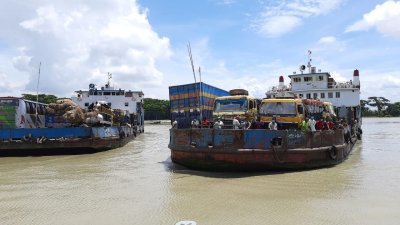 ফেরিঘাটের যানজটে আটকে ৬ গরুর মৃত্যু