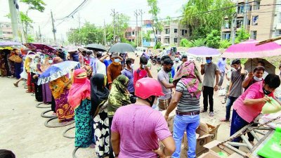 পণ্য কিনতে দীর্ঘ লাইন