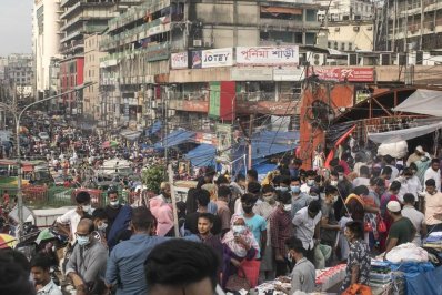 ফুটপাত-মার্কেটে জনস্রোত।