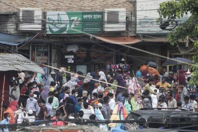 ফুটপাত-মার্কেটে জনস্রোত।