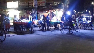 সবজি-কাপড়সহ নানা ধরনের পণ্য নিয়ে নির্বিঘ্নে চলছে ব্যবসা