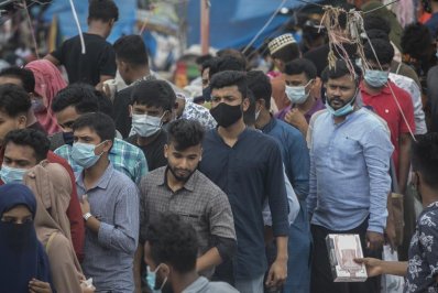 ফুটপাত-মার্কেটে জনস্রোত।