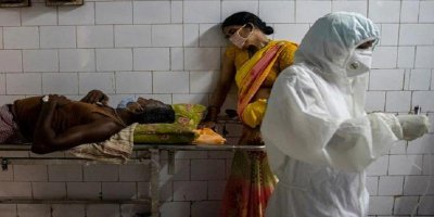 হাসপাতালে করোনায় আক্রান্ত স্বামীর পাশে ক্লান্ত স্ত্রী, দানিশের অন্যতম একটি ছবি