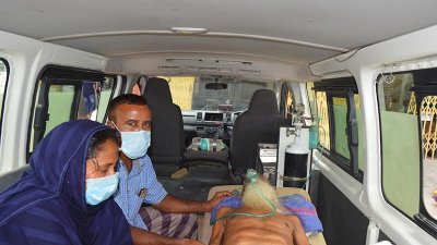 প্রায় প্রত্যেক রোগী সিলিন্ডারের মাধ্যমে অক্সিজেন নিতে নিতে হাসপাতালে আসছেন