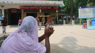 হাসপাতালে রোগী নিয়ে এসে নির্বিকার হয়ে বসে আছেন এক স্বজন