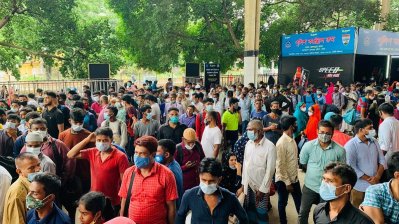 কমিউটার ট্রেন: টিকিট নেই, তবুও দীর্ঘ লাইন