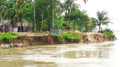 দেড় শতাধিক ভিটেবাড়ি নদীগর্ভে বিলীন হয়ে গেছে