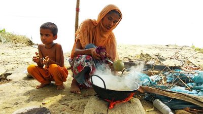 আতঙ্কে দিন পার করছেন যমুনা তীরবর্তী বাসিন্দারা