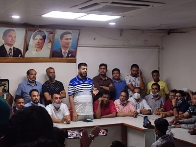 দলের কেন্দ্রীয় কার্যালয়ে নেতাকর্মীদের উদ্দেশে বক্তব্য রাখছেন দক্ষিণের সদস্য সচিব রফিকুল আলম মজনু