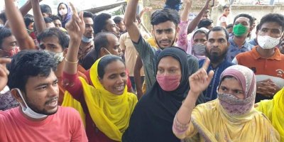 ১০ সহকর্মীকে ছাঁটাই করায় বিক্ষোভ তাদের