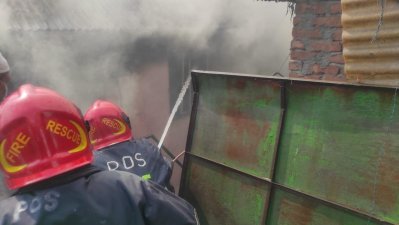 রাজধানীর যাত্রাবাড়ীতে ফার্নিচারের দোকানে আগুন