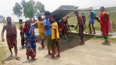 আতঙ্কে স্পারের আশপাশের দোকান-পাট সরিয়ে নেওয়া হয়