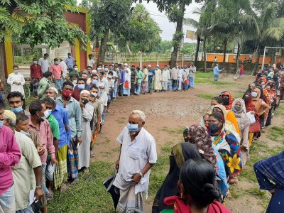 কুমিল্লায় স্বাস্থ্যবিধি না মেনেই চলেছে টিকা কার্যক্রম