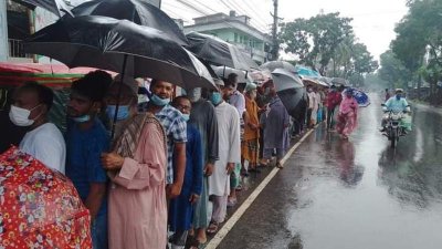 খুলনা মহানগরীর গিলাতলার রাস্তায় বৃষ্টি উপেক্ষা করে টিকা নেওয়ার অপেক্ষায় তারা