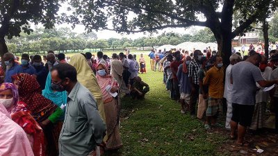 দিনাজপুরে টিকা নিতে আসা মানুষের মাঝে স্বাস্থ্যবিধির বালাই ছিল না