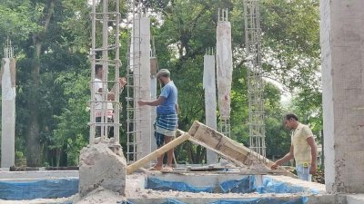 পিলারগুলো ভেঙে নতুন করে করার নির্দেশনা দিয়েছেন ঠিকাদার