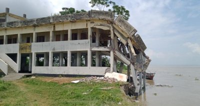 পদ্মায় হারিয়ে যাচ্ছে প্রাথমিক বিদ্যালয়