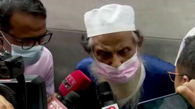 সাংবাদিকদের সঙ্গে কথা বলছে শামসুল হক গাজী