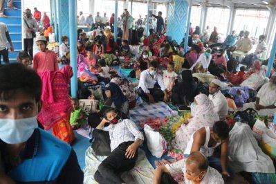 বাস-লঞ্চে উপেক্ষিত স্বাস্থ্যবিধি (ফটোস্টোরি)