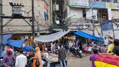 স্বাস্থ্যবিধি না মেনেই নিউ মার্কেট এলাকায় কেনাকাটা