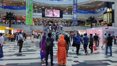 রাজধানীর একটি শপিং মলে মানুষের ভিড়