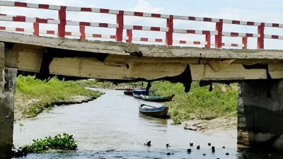 সেতুটি পরিকল্পিতভাবে নির্মাণ না করায় নৌ চলাচল ব্যাহত হবে
