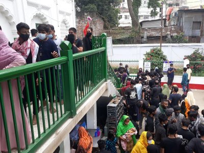 হোসাইনি দালানে অনেকে ছিলেন মাস্ক ছাড়া। ছবি: সাজ্জাদ হোসেন