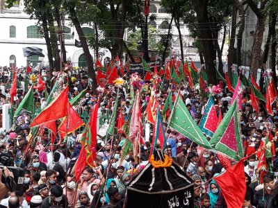 নিষেধাজ্ঞা ভেঙে সড়কে তাজিয়া মিছিল। ছবি: সাজ্জাদ হোসেন