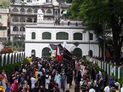 নিষেধাজ্ঞা ভেঙে সড়কে তাজিয়া মিছিল