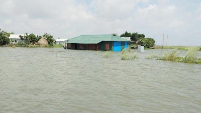 তলিয়ে গেছে রাস্তা ও নিচু এলাকার বসতবাড়ি