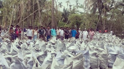 হাতিয়ায় স্থানীয়রাই টাকা তুলে ঠেকাচ্ছেন নদীভাঙন