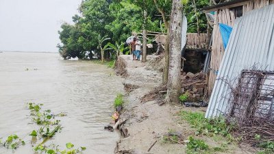 আতঙ্কে দিন কাটছে নদী তীরের বাসিন্দাদের