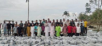 হাতিয়ায় স্থানীয়রাই টাকা তুলে ঠেকাচ্ছেন নদীভাঙন