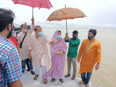 হাতিয়ায় স্থানীয়রাই টাকা তুলে ঠেকাচ্ছেন নদীভাঙন